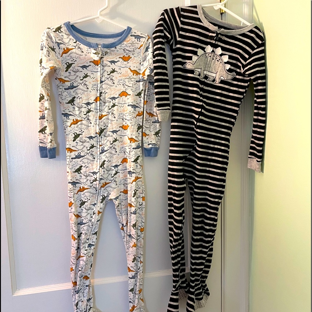CARTER’S - 2pc bundle 5T footie PJs - EUC